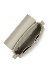 Beige leren handtas met een gestructureerd oppervlak en een roll-top ontwerp. Voorzien van een ritssluitingvak en twee open vakken aan de binnenkant voor georganiseerde opbergruimte.