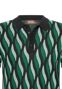 Paita polo dengan dasar hitam, menampilkan pola bergelombang dalam warna hijau dan biru muda. Memiliki kerah klasik dan placket tiga kancing.