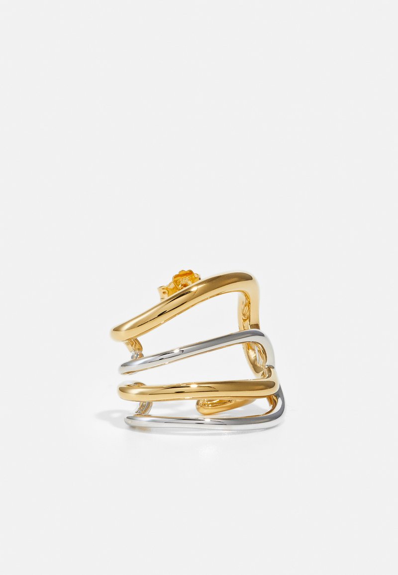 Bague en métal présentant des brins entrelacés aux tons or et argent, avec un détail accentuatif texturé jaune sur le dessus.