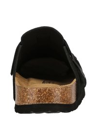 Svart mocka slip-on sko med en kork-mellansula, som visar en rundad bakdel och en vadderad innersula. Har en rem med ett justerbart spänne.