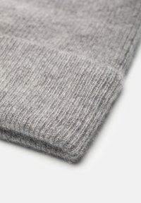 Szara dzianinowa czapka, wykonana z miękkiej wełny, ma żeberkową fakturę i podwinięty brzeg. Projekt jest prosty i funkcjonalny, z gładkim wykończeniem.