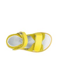 Sandal in pelle gialla con due cinturini regolabili in velcro. Presenta una suola bianca imbottita e una tomaia liscia e texturizzata.