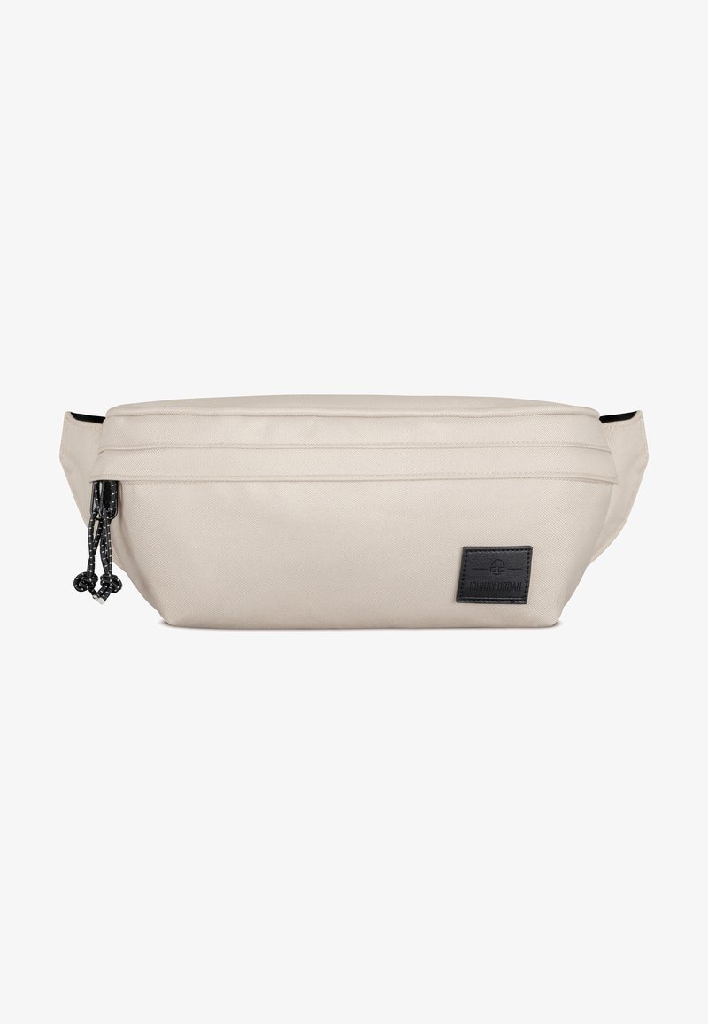 Sac banane en tissu beige avec des tirettes de fermeture éclair noires et un patch logo rectangulaire noir sur le côté avant droit.
