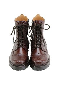 Botas de cuero marrón hasta el tobillo con detalles de brogue, punteras redondeadas y cordones marrones. Presentan cremalleras en los laterales y suelas de goma texturizadas.