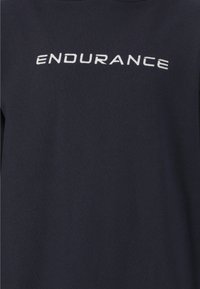 Navyblaue Baumwoll-T-Shirt mit dem Wort "ENDURANCE" in Weiß, direkt gestickt. Klassischer Rundhalsausschnitt mit kurzen Ärmeln. Glatte Textur.