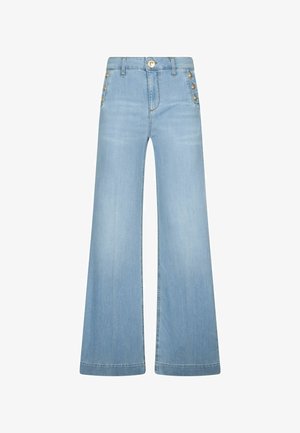 Svetlo modre široke kavbojke z visokim pasom, z zlato gumbi na sprednjih žepih in enim zlatim gumbom za zapiranje na pasu.