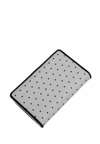 Šedá peněženka s černými puntíky. Hladký vnější materiál s kontrastním černým okrajem, obdélníkový tvar a jednoduchý, minimalistický design.