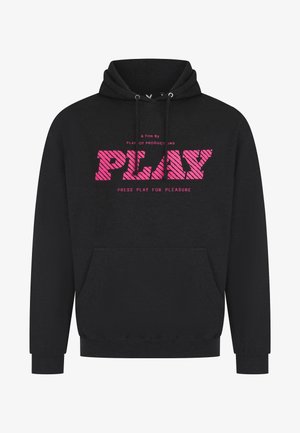 Sweat à capuche noir avec texte rose indiquant « PLAY » en grandes lettres et texte plus petit au-dessus et en dessous sur la poitrine, poche kangourou à l'avant.