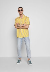 Only & Sons ONSWAYNE LIFE - Camisa - golden spice