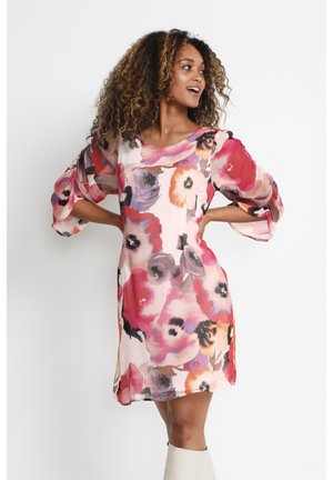 Blumenkleid aus leichtem, weichem Stoff mit rosa, lila und orangenen Blüten. Entworfen mit puffärmel und rundem Ausschnitt.