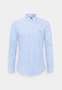 Jasnoniebieska koszula zapinana na guziki w białe pionowe paski, z długimi rękawami i kołnierzykiem. Ma małe haftowane logo na piersi.