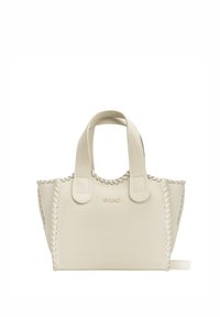 Valge nahast käekott, millel on paelitud detailid, kaks lamedat sangat ja struktuurne kuju dekoratiivse õmblusega äärte ümber.