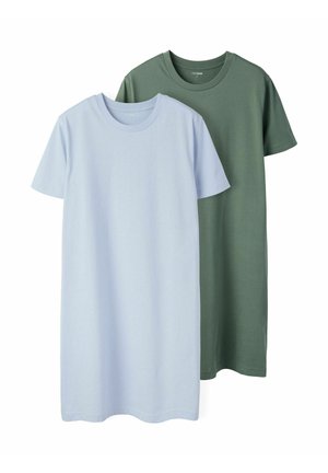 To enkle kjoler med korte ærmer, én lyseblå foran og én olivengrøn bagpå, vist mod en hvid baggrund.