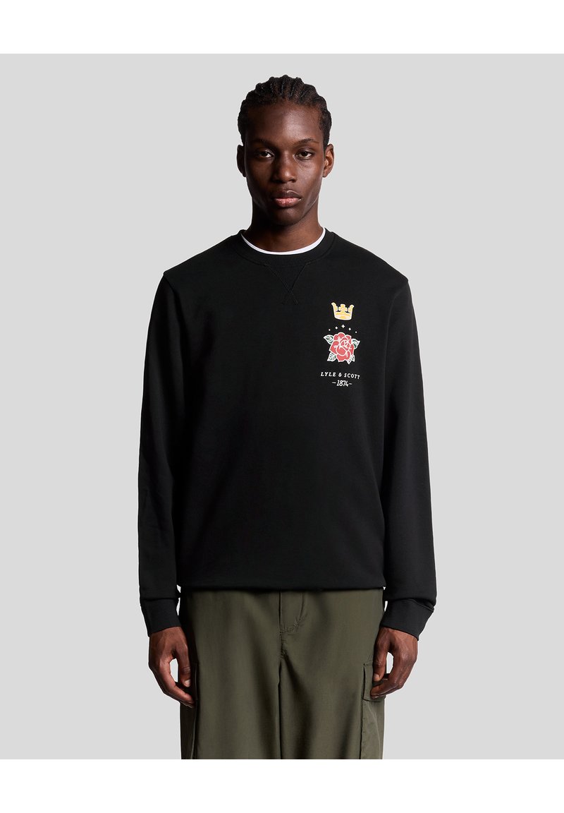 Schwarzes Sweatshirt mit Rundhalsausschnitt aus glattem Stoff. Mit Grafik auf der Vorderseite, die ein Kronen- und Rosenemblem zeigt, kontrastiert durch einen weißen Kragen.