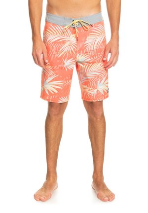 Pánske plavky v koralovej farbe s vzorom palmových listov, so elastickým pásom, šnúrkovým uzáverom a ľahkým materiálom.