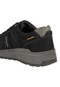 Schwarze Wildledersneaker mit grauen Akzenten, strukturieller Gummisohle und genähten Details. Verfügt über ein einfaches Design und einen gelben Hardware-Akzent.