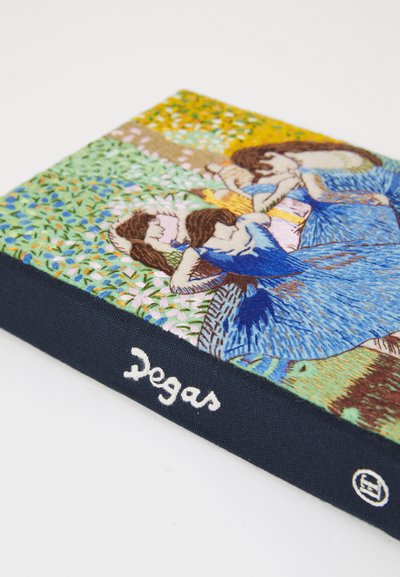 Cartea are o copertă brodată cu o scenă colorată ce înfățișează femei îmbrăcate în rochii albastre. Marginea este de culoare bleumarin, cu textul "Degas" scris în alb. Materialul are o textură distinctă.