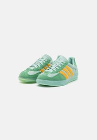 adidas Originals GAZELLE INDOOR - Tenisice - semi pink spark/preloved green/preloved scarlet