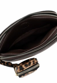 Borsa in pelle marrone con superficie testurizzata, dotata di chiusura con zip. Include una tracolla staccabile con stampa leopardata e dettagli in oro.