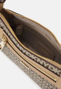 DKNY BRYANT AVE  - Borsa a mano - chino/cappuccino