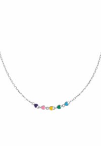 Zilveren ketting met een reeks kleine hartjescharms in paarse, roze, gele, groene en blauwe emaille.