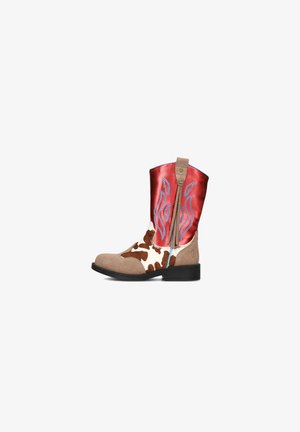 Cowboylaarzen in een tan suède basis, met koeienprintdetails, een bovenkant van rode nepleer met blauwe borduursels, en een zijrits.