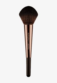 Rund, mjuk borste med täta, syntetiska borst. Taperad roséguld ferrule och ett matt svart handtag. Märkt "nude by nature."