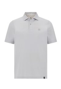 Svetlošedá polo tričko v hladkom materiáli s klasickým golierom, dvomi gombíkmi a jemným logom na hrudi. Krátke rukávy.