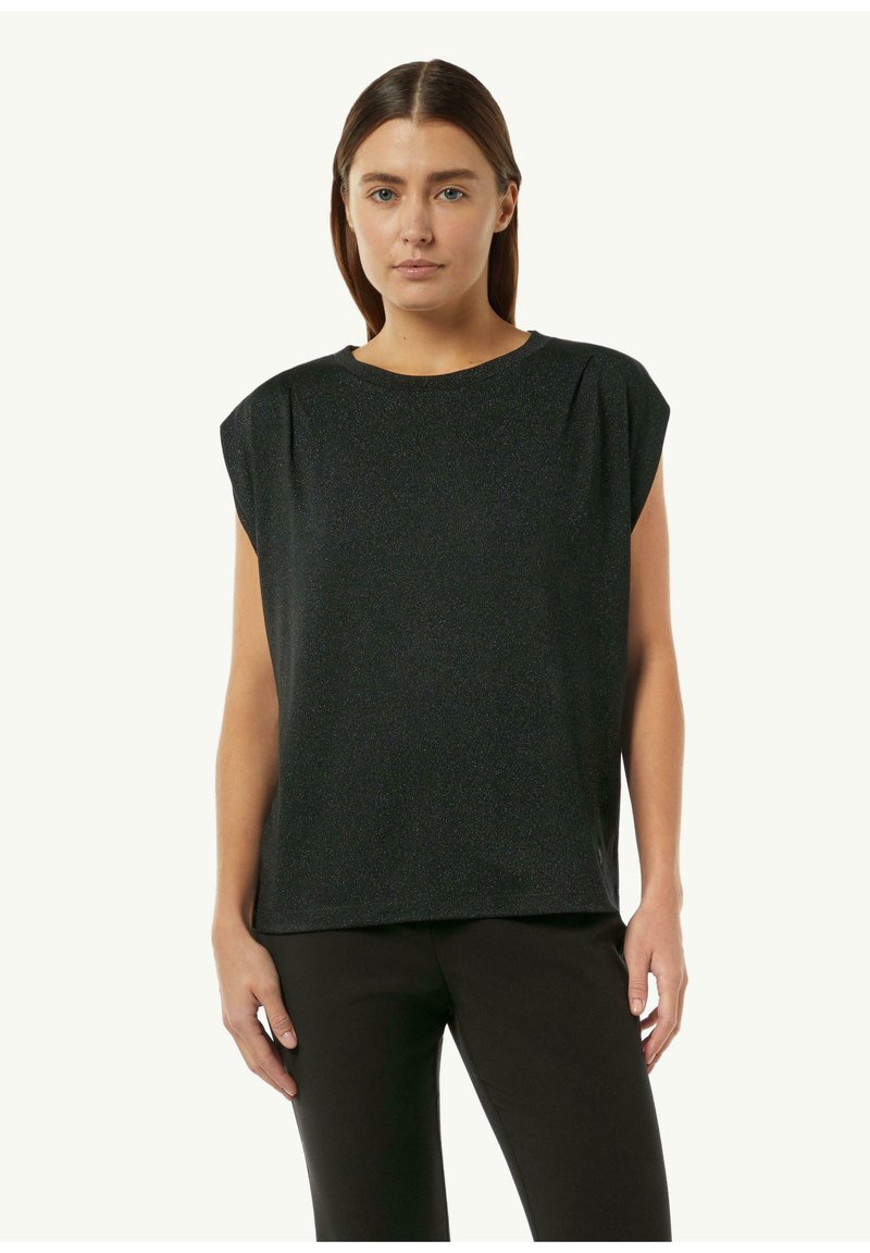 Czarny top z krótkim rękawem o gładkiej fakturze i subtelnym połysku. Posiada luźny krój i okrągły dekolt. Noszony z czarnymi spodniami.