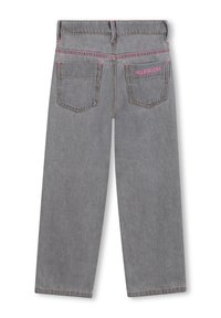 Jeans de mezclilla gris con corte recto. Presentan dos bolsillos traseros y costuras rosas, con "BILLIEBLUSH" bordado en rosa en la parte posterior.