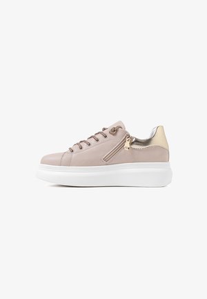 Sneaker in pelle rosa deserto con suola bianca, zip dorata decorativa e lacci testurizzati. Presenta un retro liscio con un accento metallico.