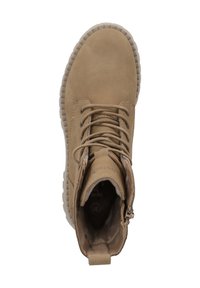 Stivaletti alla caviglia in suede beige con punta rotonda, chiusura con lacci e collo imbottito. Suola in gomma testurizzata con dettagli scanalati.