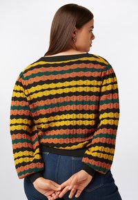 Häkel-Pullover in Orange, Gelb, Grün und schwarzen Streifen; gerippter Kragen und Bündchen; strukturierter Stoff; cropped Schnitt; lockere Ärmel.