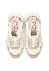 Sneakers bianche chunky con dettagli in suede beige e marrone, tessuto in mesh, suole spesse e patch rotondi in pelle marrone sulla linguetta.