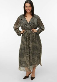 Robe longue de style enveloppe en tissu léger et transparent avec des rayures ondulées noires et crème, cintrée à la taille par un lien. Manches longues et design fluide.