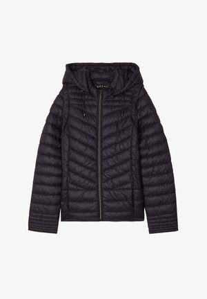 Puffjacke in dunklem Lila, mit Kapuze, frontalem Reißverschluss und Zickzack-Steppdesign. Zwei seitliche Taschen mit schwarzen Reißverschlüssen.