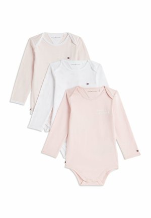 Trzy body niemowlęce z długim rękawem w kolorze różowym, białym z subtelnymi gwiazdkami oraz w różowo-białe paski, każde z małym logo Tommy Hilfiger.