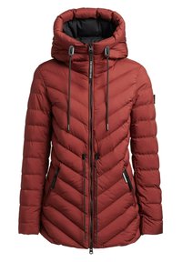 Chaqueta acolchada roja con un patrón en forma de cheurón, un cuello alto, cordones ajustables y bolsillos con cremallera. Textura suave con un diseño elegante.