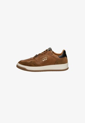 Bruine leren sneakers met suède accenten, witte rubberen zool, geperforeerde neus en drie sterren details aan de zijkant. Zwarte hieltab.