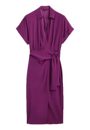 Robe portefeuille violette en tissu doux, dotée de manches courtes, d'un col et d'un détail de ceinture nouée pour un ajustement réglable.