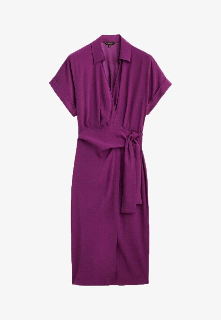 Robe portefeuille violette en tissu doux, dotée de manches courtes, d'un col et d'un détail de ceinture nouée pour un ajustement réglable.