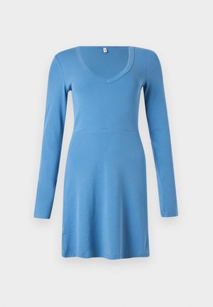 Blå kjole med lange ermer laget av myk bomull. Har v-utringning og innsvingt overdel som går over i et skjørt med vidde. Glatt tekstur.