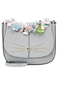 Šedá kožená kabelka přes rameno s květinovou výzdobou, zlatými nitěmi představujícími vousky a stříbrnou sponou. Má řetízkový popruh a měkkou texturu.