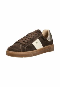 Baskets en daim marron avec bande blanche sur le côté, lacets marron, talon métallique et semelle en caoutchouc beige, montrées légèrement en angle sur fond blanc.