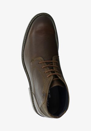 Chaussure en cuir marron avec un bout arrondi, un laçage, des coutures contrastantes et un col rembourré. Semelle intérieure rembourrée avec logo visible.
