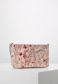 Torebka kopertówka w kwiatowy wzór w kolorze różowym, z srebrnym łańcuszkiem. Wzór przedstawia różnolity zestaw kolorowych kwiatów i zieleni na teksturowanym materiale.