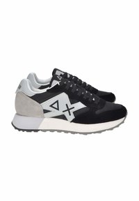 Sneaker neri e grigi con tomaia in suede e rete, dotati di una suola in gomma bianca e un logo geometrico sul lato. Design con lacci.