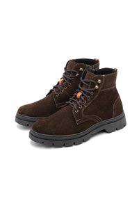Botas cortas de ante marrón con puntera redonda, suelas de goma negra y cordones en contraste con acentos multicolores.