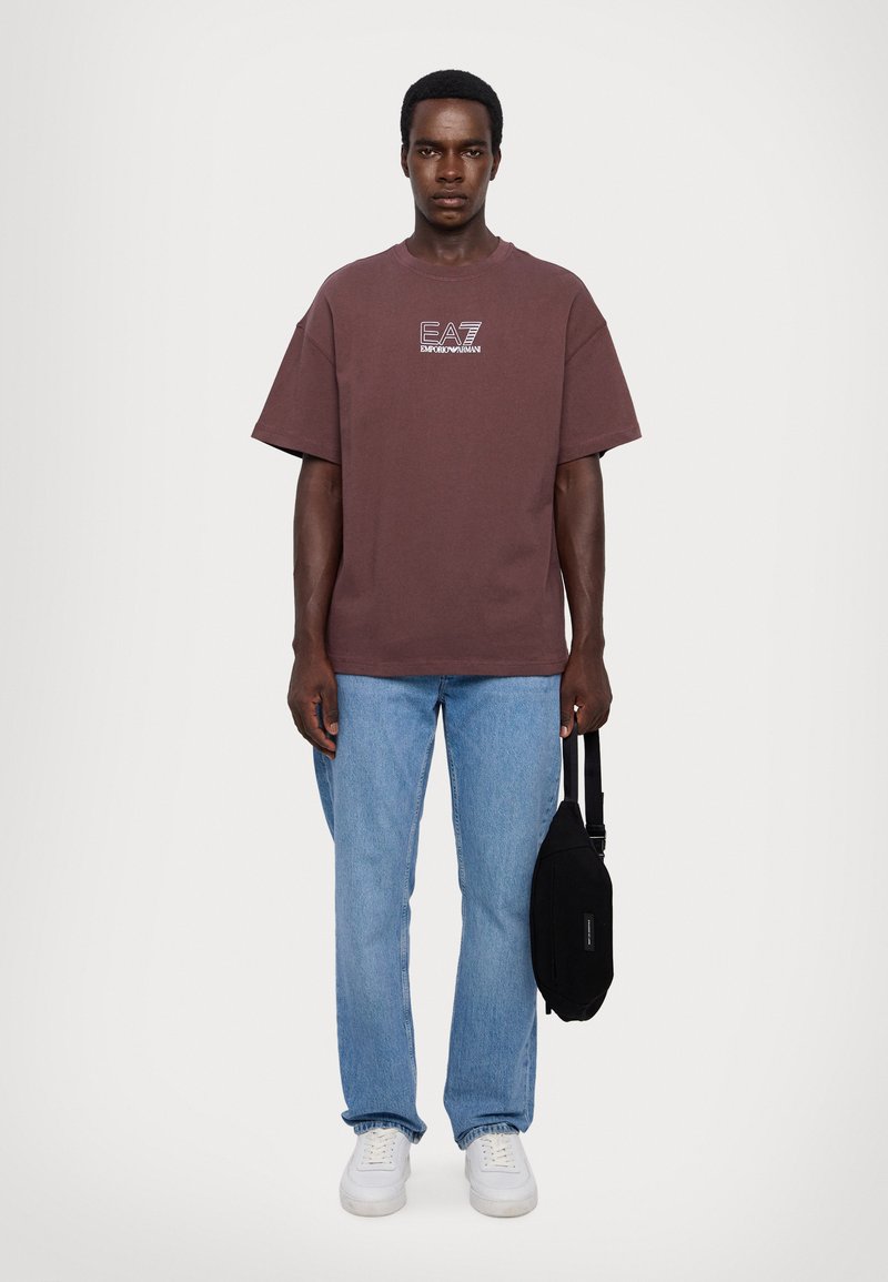 EA7 Emporio Armani UNISEX - Nyomott mintás póló - puce