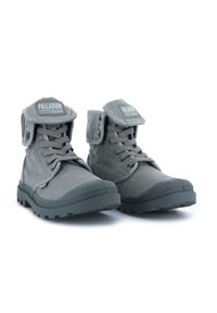 Stivaletti grigi alla caviglia con tomaia in tela, colletto imbottito, suola in gomma e punta rotonda. Presentano un risvolto pieghevole e chiusura con lacci.